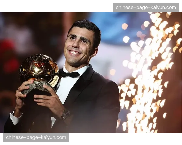 特写：曼城中场罗德里抢断后，抬头观察并送出40米精准长传的瞬间