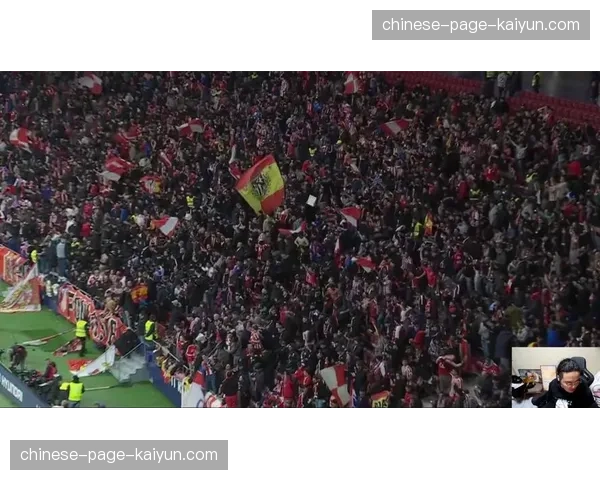 诺坎普球场一角，巴萨工作人员在半场时紧急修复因频繁角球争夺而松动的角旗杆