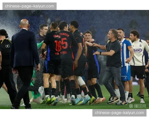 终场哨响，巴萨球员相拥庆祝联赛7连胜继续领跑积分榜